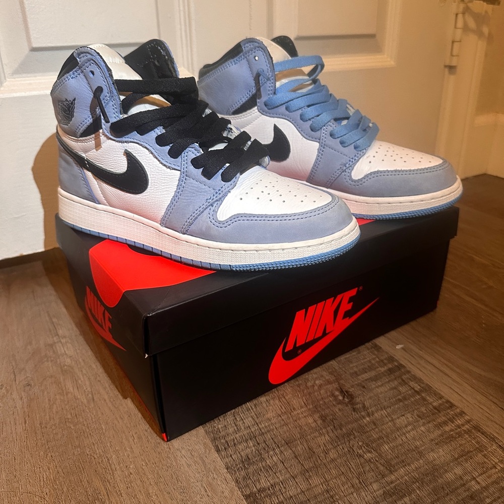 Jordan 1 University Blue, they are grade school 6.5 they are used